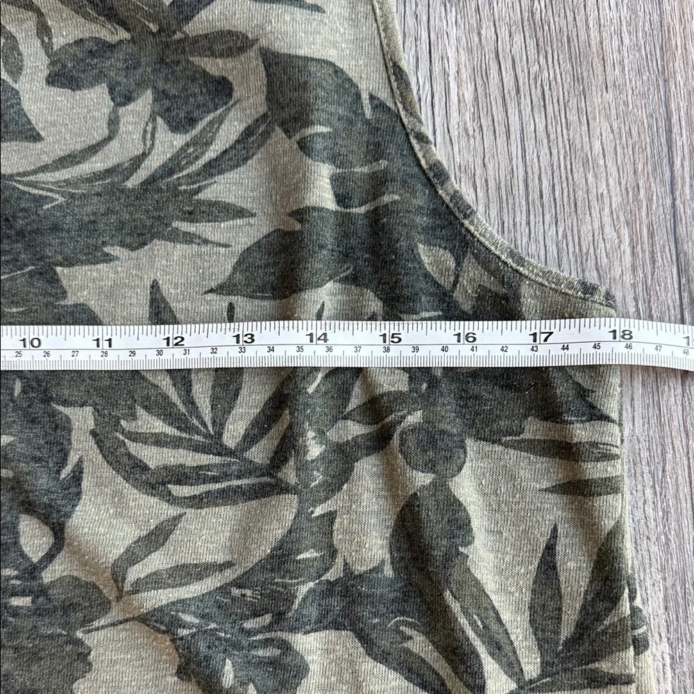 Old Navy Black and Tan Leaf Print Tank Top - Picture 5 of 8